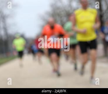 Sfondo sfocato intenzionalmente con molti corridori durante la corsa al piede fuori Foto Stock
