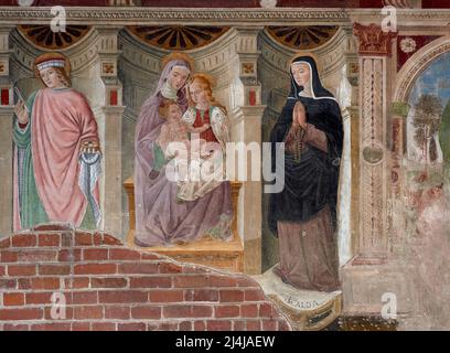 S. Anna con la Madonna e Gesù bambino in trono,S.Alda e altro santo - affreschi del XV secolo - Pavia , basilica di S. Pietro in Ciel d’Oro Foto Stock