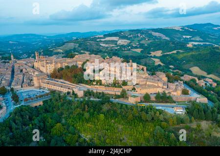 Vista al tramonto sulla città italiana Urbino. Foto Stock