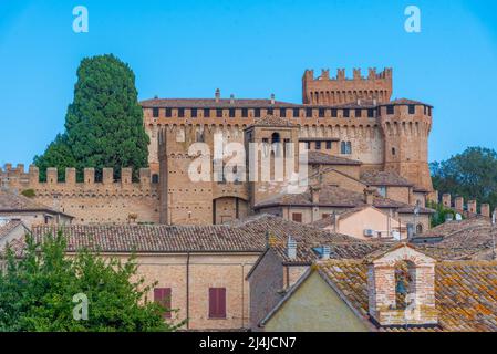 Castello di Gradara si affaccia sul borgo fortificato sottostante, Italia. Foto Stock