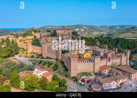 Castello di Gradara si affaccia sul borgo fortificato sottostante, Italia. Foto Stock