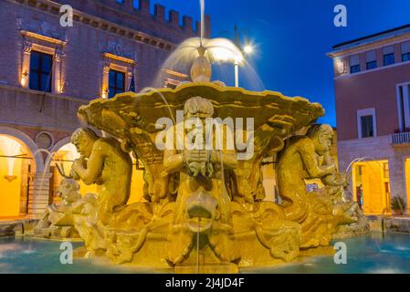 Vista sull'alba di Palazzo Ducale nel centro di Pesaro, Italia. Foto Stock