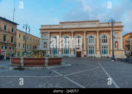 Vista all'alba di Piazza del Popolo con Palazzo dell'Ufficio postale e Fontana di Nettuno a Pesaro, Italia. Foto Stock