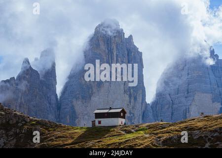 Uno dei panorami più famosi e spettacolari di tutte le Alpi: Il rifugio locatelli, la sua chiesa e le tre cime di Lavaredo Foto Stock