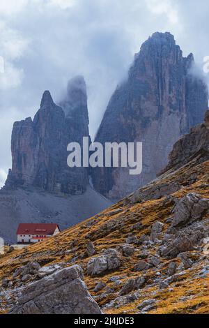 Uno dei panorami più famosi e spettacolari di tutte le Alpi: Il rifugio locatelli, la sua chiesa e le tre cime di Lavaredo Foto Stock