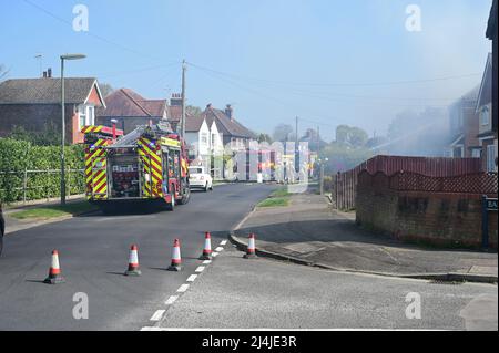 Horley, Surrey, UK- Aprile 16 2022: Il fumo da un bungalow in fiamme su una strada a Horley Surrey. Foto Stock