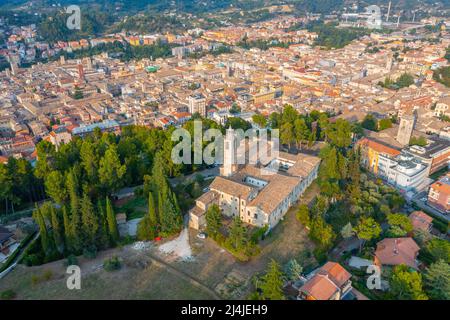 Chiesa della Santissima Annunziata e veduta aerea della città italiana Ascoli Piceno. Foto Stock