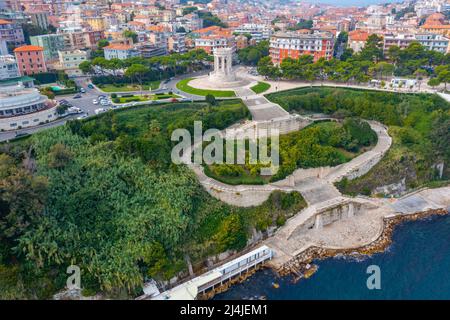 Veduta aerea del monumento commemorativo di guerra nella città italiana di Ancona. Foto Stock