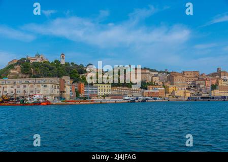 Cattedrale di San Ciriaco con vista su Ancona, Italia. Foto Stock