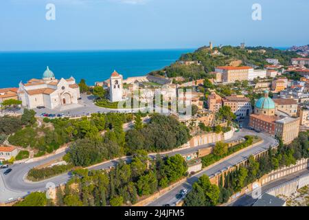 Cattedrale di San Ciriaco con vista su Ancona, Italia. Foto Stock