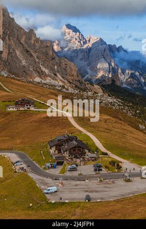 La vista e le montagne del Passo del Giau: Uno dei luoghi più famosi e fotografati delle Dolomiti italiane, vicino alla città di Cortina. Foto Stock