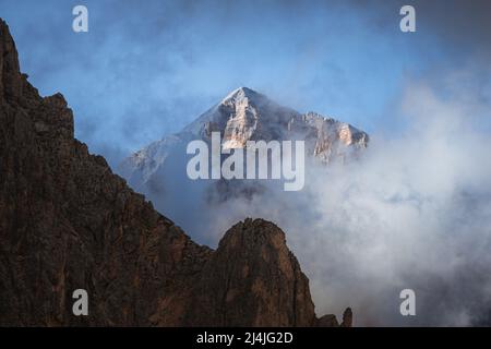 Il gruppo tofane: Una delle montagne più famose e spettacolari delle dolomiti, vicino alla città di Cortina d'Ampezzo - Ottobre 2021. Foto Stock