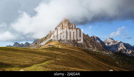 La vista e le montagne del Passo del Giau: Uno dei luoghi più famosi e fotografati delle Dolomiti italiane, vicino alla città di Cortina. Foto Stock