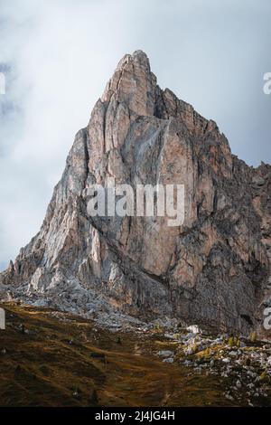 La vista e le montagne del Passo del Giau: Uno dei luoghi più famosi e fotografati delle Dolomiti italiane, vicino alla città di Cortina. Foto Stock