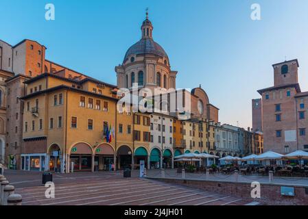 Paesaggio urbano di Mantova dominato dalla Basilica di Sant'Andrea. Foto Stock