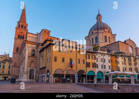 Paesaggio urbano di Mantova dominato dalla Basilica di Sant'Andrea. Foto Stock