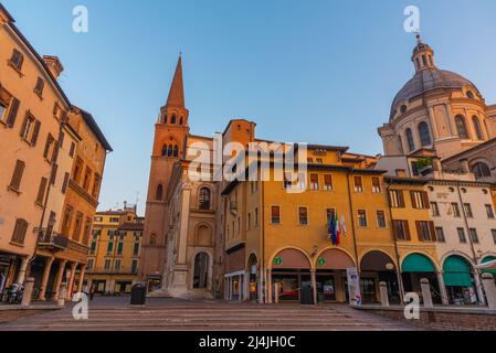 Paesaggio urbano di Mantova dominato dalla Basilica di Sant'Andrea. Foto Stock