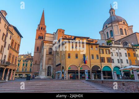 Paesaggio urbano di Mantova dominato dalla Basilica di Sant'Andrea. Foto Stock