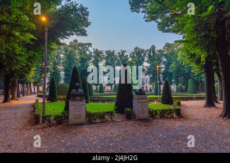 Giardini di Piazza Lega Lombarda nel comune italiano Mantova. Foto Stock