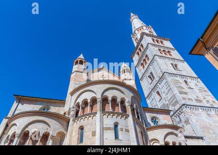 Vista del Duomo di Modena e della torre Ghirlandina in Italia. Foto Stock