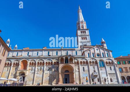 Vista del Duomo di Modena e della torre Ghirlandina in Italia. Foto Stock