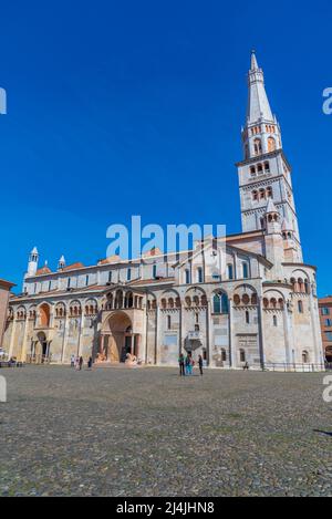 Vista del Duomo di Modena e della torre Ghirlandina in Italia. Foto Stock