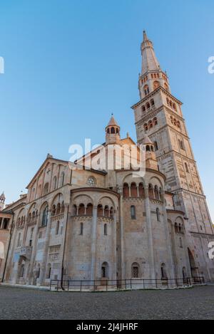 Vista all'alba del Duomo di Modena e della torre Ghirlandina in Italia. Foto Stock