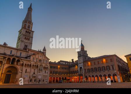 Vista sull'alba di Palazzo Comunale nella città italiana di Modena. Foto Stock