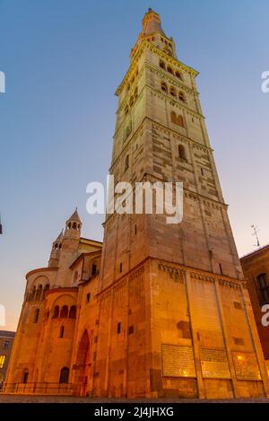 Vista all'alba del Duomo di Modena e della torre Ghirlandina in Italia. Foto Stock