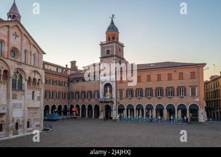 Vista sull'alba di Palazzo Comunale nella città italiana di Modena. Foto Stock