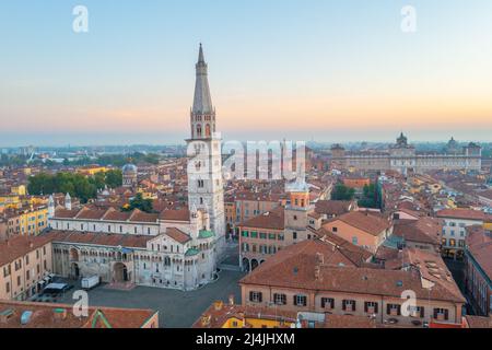 Vista all'alba del Duomo di Modena e della torre Ghirlandina in Italia. Foto Stock