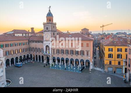 Vista sull'alba di Palazzo Comunale nella città italiana di Modena. Foto Stock