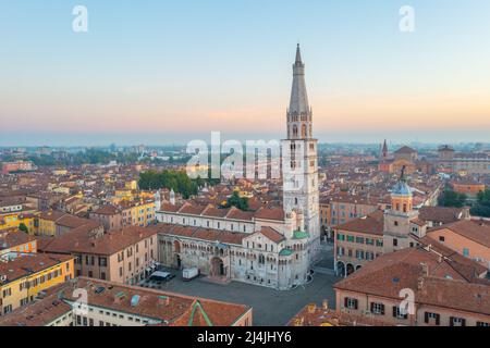 Vista all'alba del Duomo di Modena e della torre Ghirlandina in Italia. Foto Stock