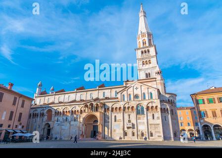 Vista del Duomo di Modena e della torre Ghirlandina in Italia. Foto Stock