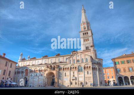 Vista del Duomo di Modena e della torre Ghirlandina in Italia. Foto Stock