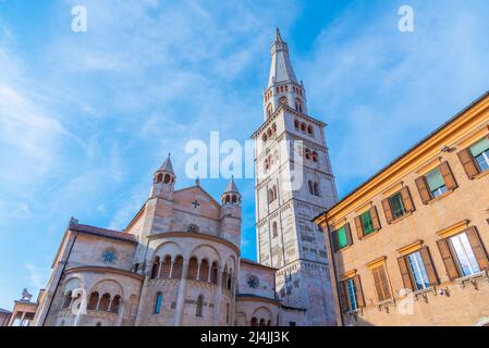 Vista del Duomo di Modena e della torre Ghirlandina in Italia. Foto Stock