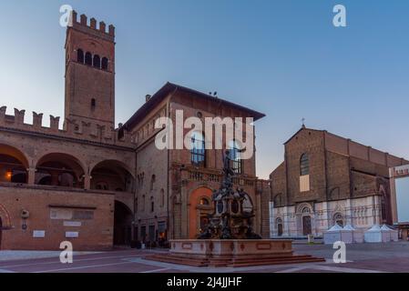 Vista della basilica di San Domenico e della fontana di Nettuno a Bologna. Italia. Foto Stock