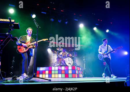 O2 Arena, Londra, Regno Unito, venerdì 15th aprile 2022 i Wombats si esibiscono dal vivo sul palco durante il loro tour dell'arena nel Regno Unito. Credit: DavidJensen / Empowics Entertainment / Alamy Live News Foto Stock