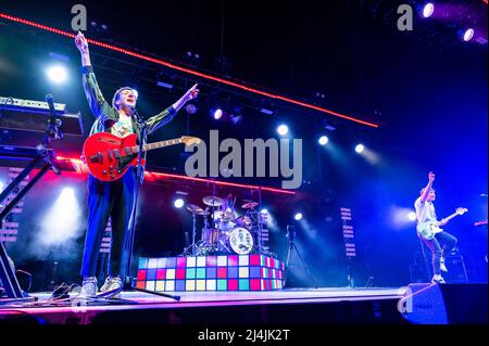 O2 Arena, Londra, Regno Unito, venerdì 15th aprile 2022 i Wombats si esibiscono dal vivo sul palco durante il loro tour dell'arena nel Regno Unito. Credit: DavidJensen / Empowics Entertainment / Alamy Live News Foto Stock