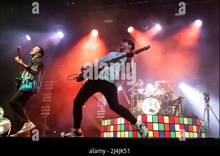 O2 Arena, Londra, Regno Unito, venerdì 15th aprile 2022 i Wombats si esibiscono dal vivo sul palco durante il loro tour dell'arena nel Regno Unito. Credit: DavidJensen / Empowics Entertainment / Alamy Live News Foto Stock