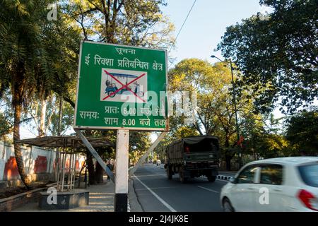 Editoriale datato: 2Oth nov.2021 luogo: dehradun Uttarakhand India. Cartello segnaletico con testo scritto in Hindi Language Translating ' nessuna voce per Foto Stock
