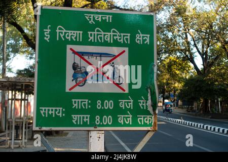 Editoriale datato: 2Oth nov.2021 luogo: dehradun Uttarakhand India. Cartello segnaletico con testo scritto in Hindi Language Translating ' nessuna voce per Foto Stock
