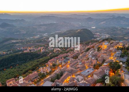 Vista aerea al tramonto del centro storico di San Marino. Foto Stock