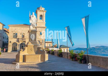 Vista di un edificio storico situato sulla piazza della liberta nella repubblica di San Marino. Foto Stock