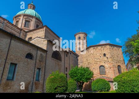 Il Battistero di Neoniano accanto alla Cattedrale della Risurrezione di Gesù Cristo nella città italiana Ravenna. Foto Stock