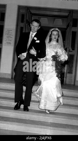 Foto di archivio datata 09/02/57 di Richard Harris con sua moglie Elizabeth Rees-Williams alla Chiesa di Notre Dame des France in Leicester Square, Londra. La socialita gallese Elizabeth Harris, che era sposata con un ex ministro del Gabinetto conservatore Jonathan Aitken, è morta al Chelsea e all'ospedale di Westminster alle 11,10pm il Venerdì Santo dopo una lunga malattia. La stella di una volta Rank era precedentemente sposata con l'attore Richard Harris, con cui aveva tre figli Damian, Jared e Jamie, che sono tutti attori o registi di Hollywood. Data di emissione: Sabato 16 aprile 2022. Foto Stock