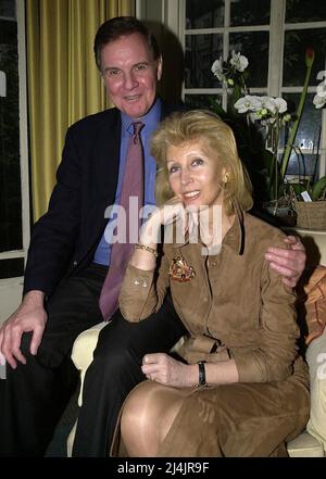 Foto di archivio datata 30/12/02 dell'ex ministro della Toria Jonathan Aitken con Elizabeth Harris nel centro di Londra, dopo che è stato annunciato che dovevano sposarsi. La socialita gallese Elizabeth Harris, che era sposata con un ex ministro del Gabinetto conservatore Jonathan Aitken, è morta al Chelsea e all'ospedale di Westminster alle 11,10pm il Venerdì Santo dopo una lunga malattia. La stella di una volta Rank era precedentemente sposata con l'attore Richard Harris, con cui aveva tre figli Damian, Jared e Jamie, che sono tutti attori o registi di Hollywood. Data di emissione: Sabato 16 aprile 2022. Foto Stock