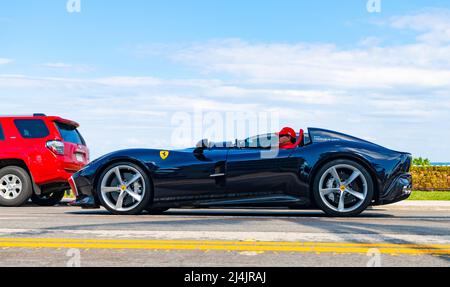 Palm Beach, Florida USA - 21 marzo 2021: ferrari monza SP1 lato auto su strada in spiaggia di palme Foto Stock