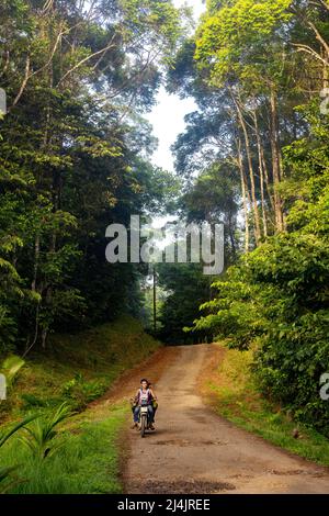 Moto su strada sterrata in Costa Rica vicino a Boca Tapada, Costa Rica Foto Stock