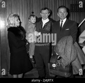 Foto di archivio datata 23/02/95 dell'attore irlandese Richard Harris, moglie Elizabeth e figlio Jared, con Kirk Douglas all'aeroporto di Heathrow a Londra dopo il ritorno da Oslo dalle riprese 'Heroes of Telemark'. La socialita gallese Elizabeth Harris, che era sposata con un ex ministro del Gabinetto conservatore Jonathan Aitken, è morta al Chelsea e all'ospedale di Westminster alle 11,10pm il Venerdì Santo dopo una lunga malattia. La stella di una volta Rank era precedentemente sposata con l'attore Richard Harris, con cui aveva tre figli Damian, Jared e Jamie, che sono tutti attori o registi di Hollywood. Data di emissione: Sabato Apri Foto Stock